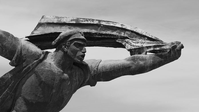 estatua-memento-park-696x392-2